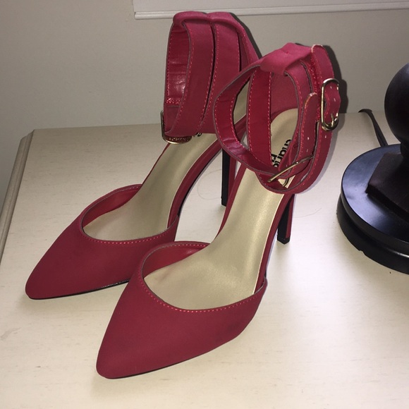 Pointed toe heels w/ankle straps & gold buckles - Picture 4 of 4